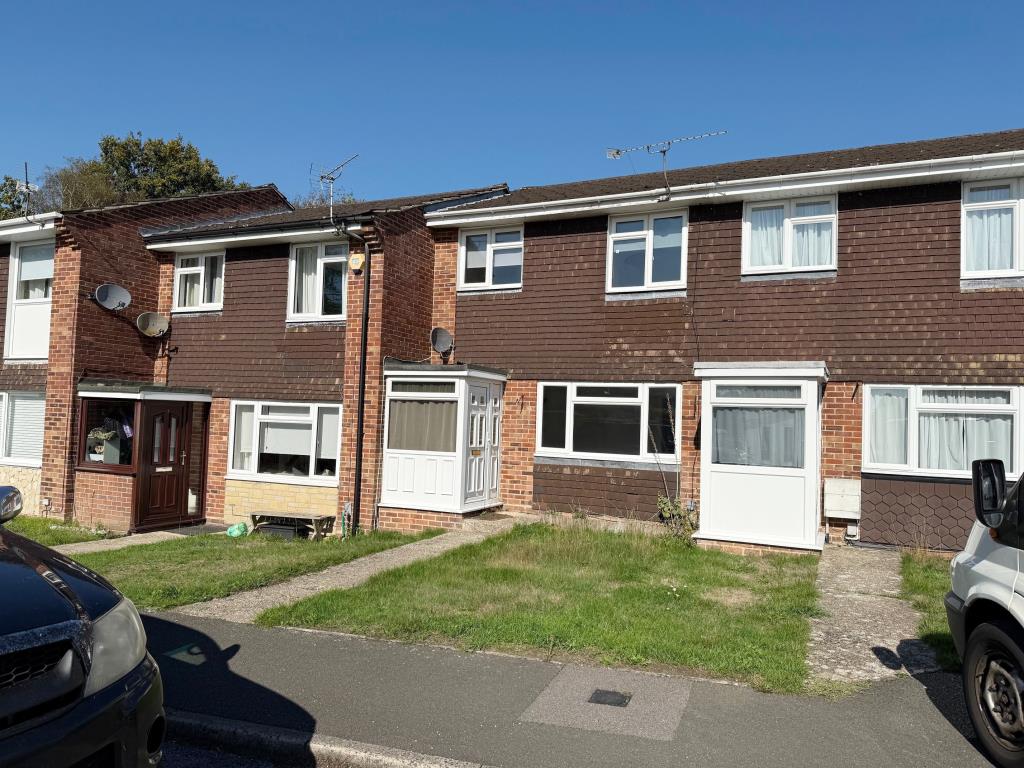 Lot: 95 - THREE-BEDROOM HOUSE WITH GARAGE - Front view of terraced house